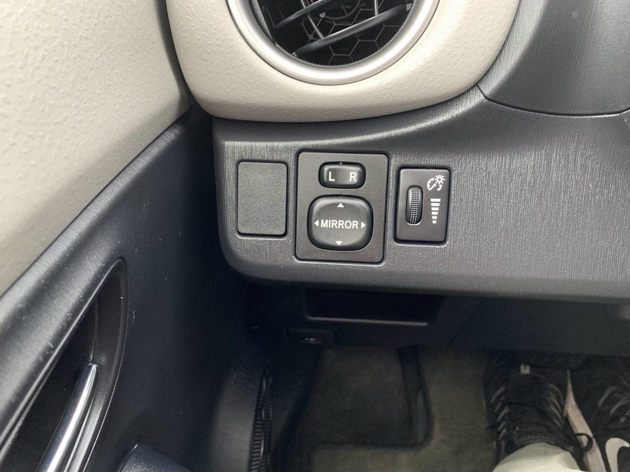 2014 Toyota Yaris 5 Door LE 4dr Hatchback