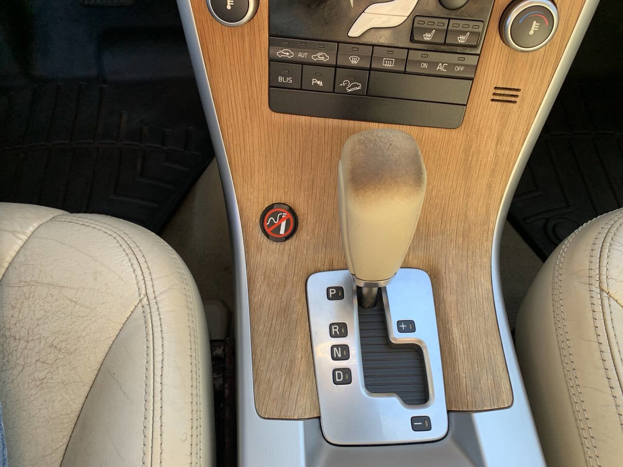 2010 Volvo XC60 T6 SPORT UTILITY 4D